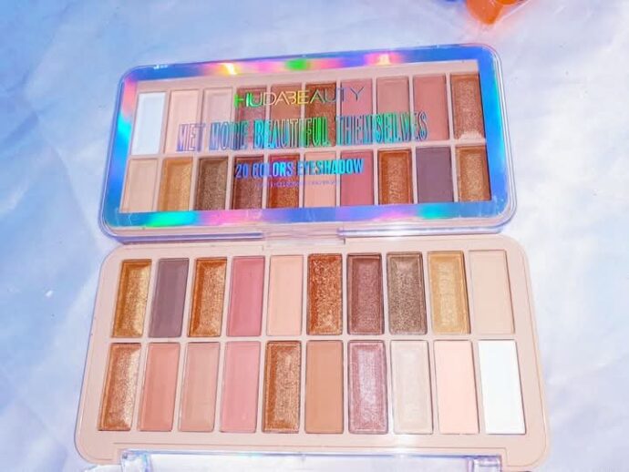 Palette nude 20 couleur huda beauty